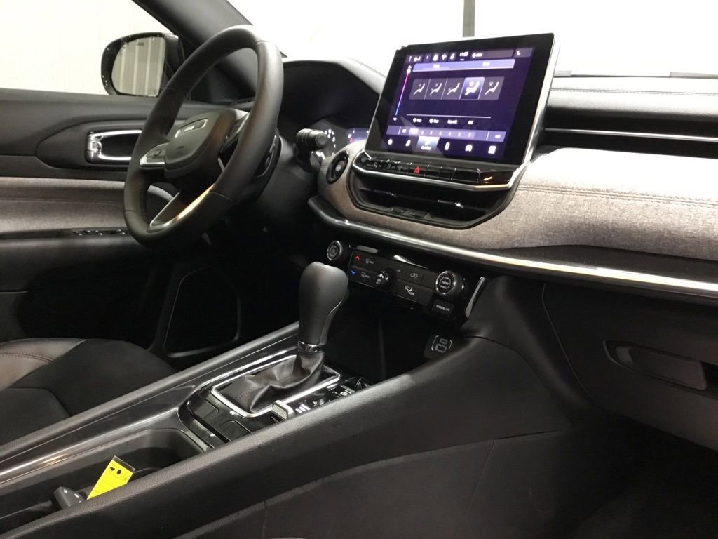 Used 2024 Jeep Compass Latitude image 24