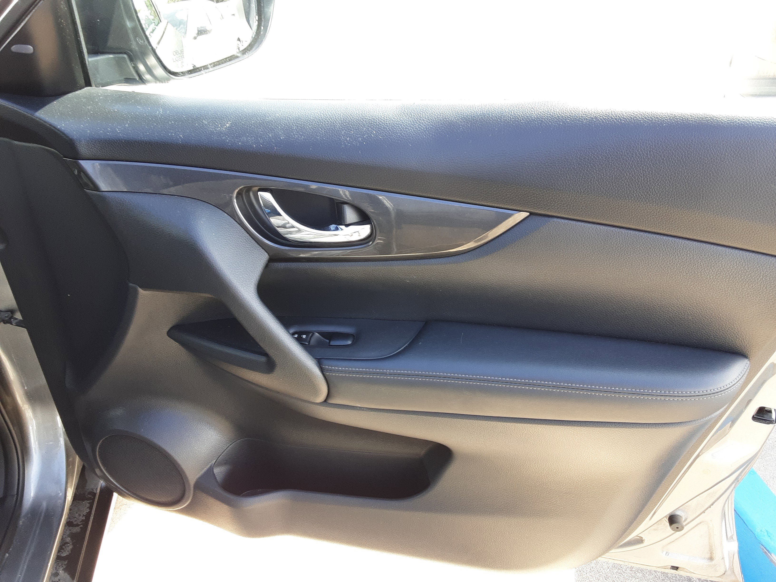 Used 2018 Nissan Rogue SV image 16