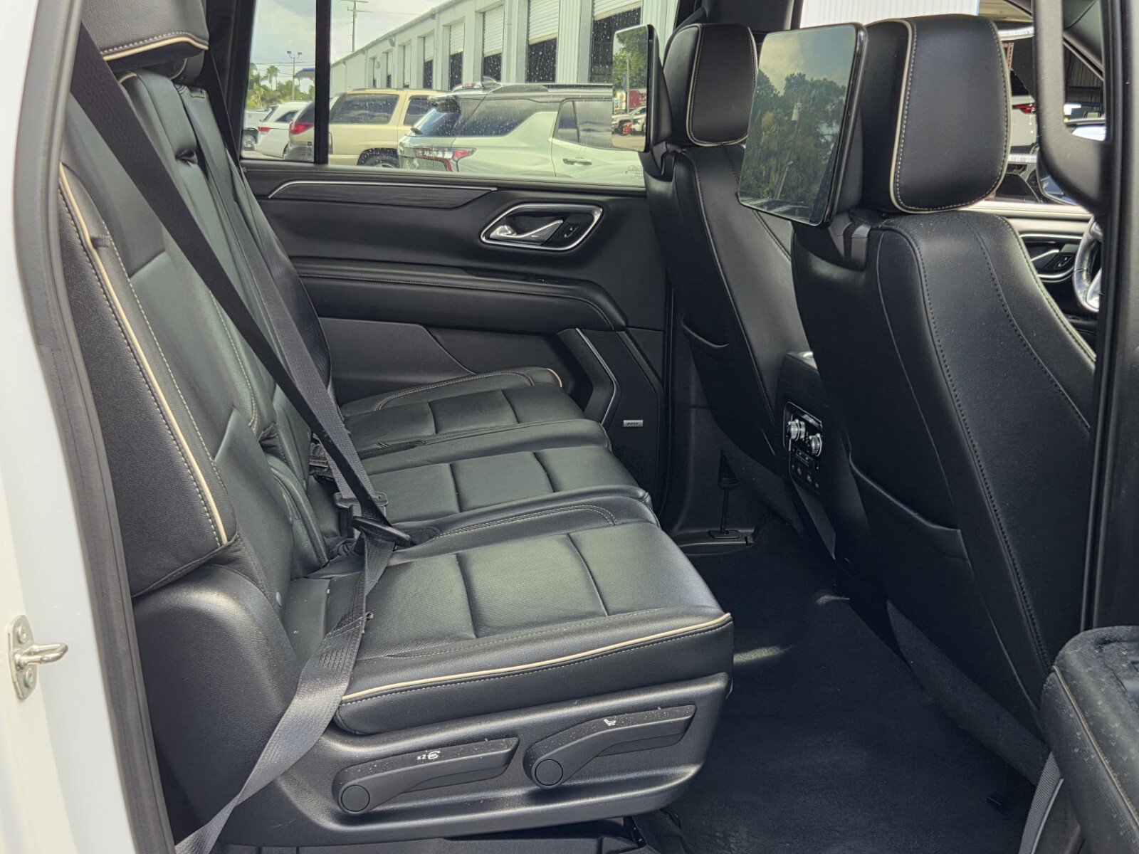 Certified 2021 GMC Yukon XL SLT w/ SLT Premium Package AWD/4WD image 18