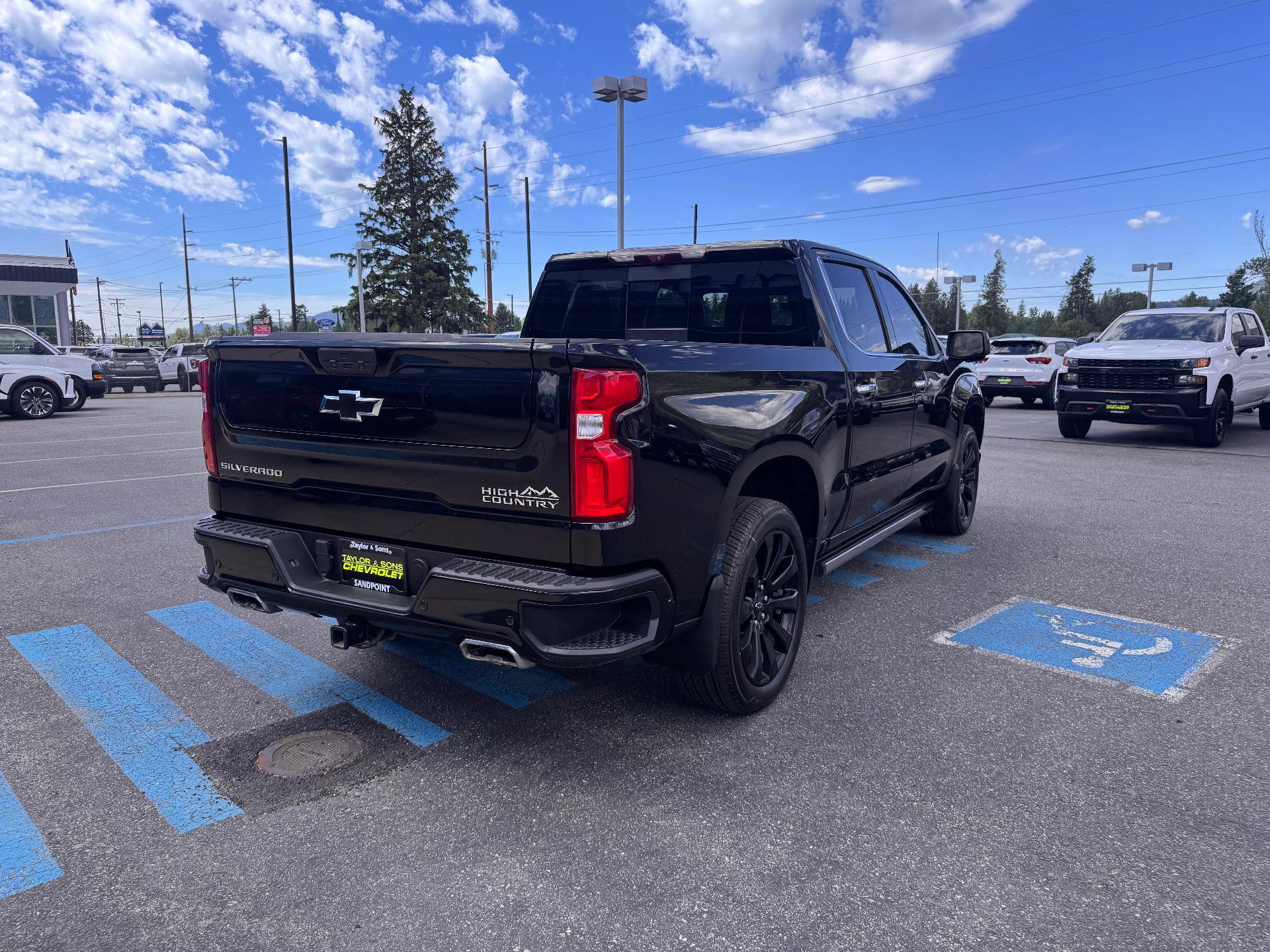 Used 2021 Chevrolet Silverado 1500 High Country w/ Technology Package AWD/4WD image 7