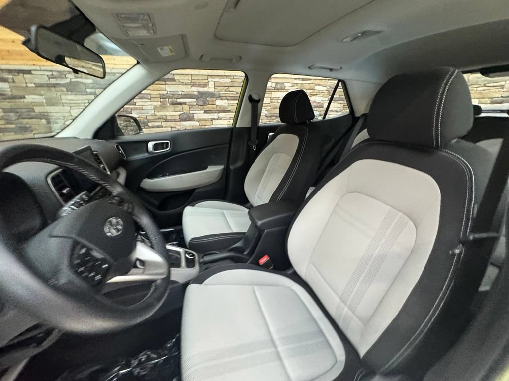Used 2023 Hyundai Venue SEL FWD image 32