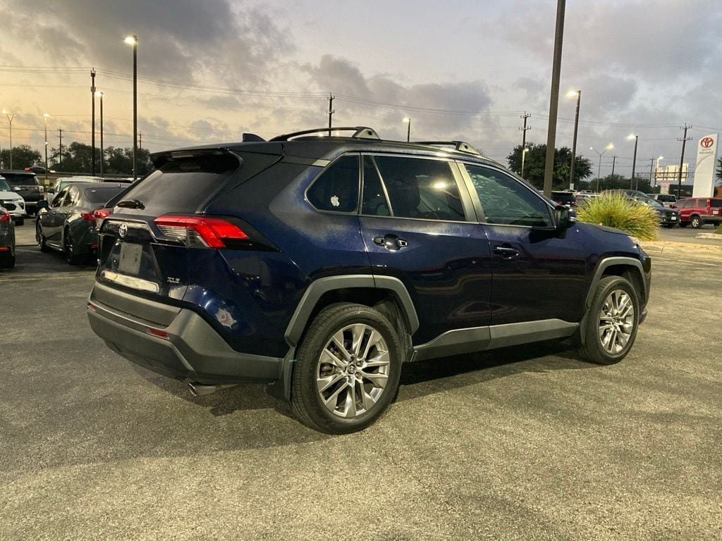 Used 2021 Toyota RAV4 XLE Premium FWD image 5