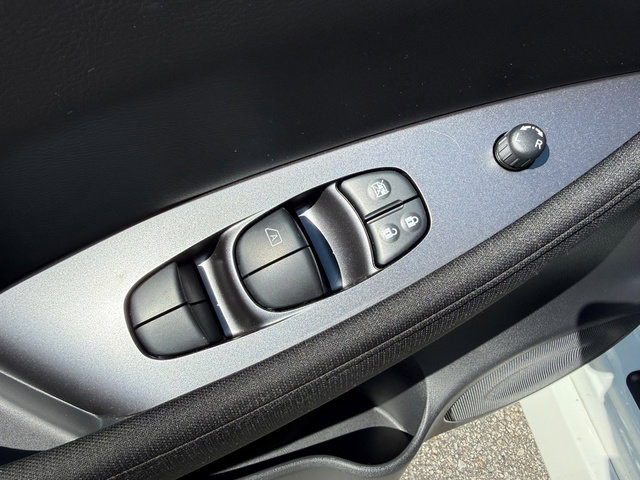 Used 2025 Nissan Leaf S image 12