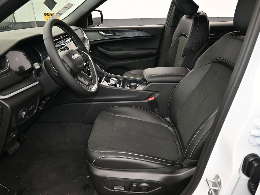 Used 2025 Jeep Grand Cherokee L Laredo image 11