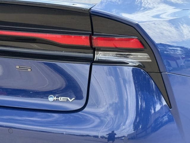Used 2025 Toyota Prius LE FWD image 6