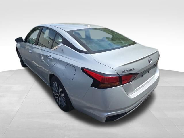 Used 2025 Nissan Altima 2.5 SV FWD image 3