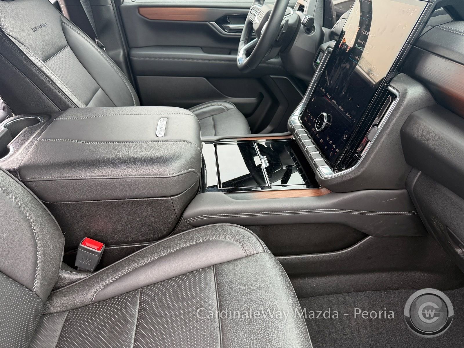 Used 2025 GMC Yukon XL Denali AWD/4WD image 13