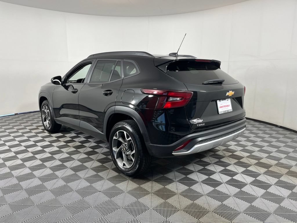 Used 2025 Chevrolet Trax LT FWD image 7