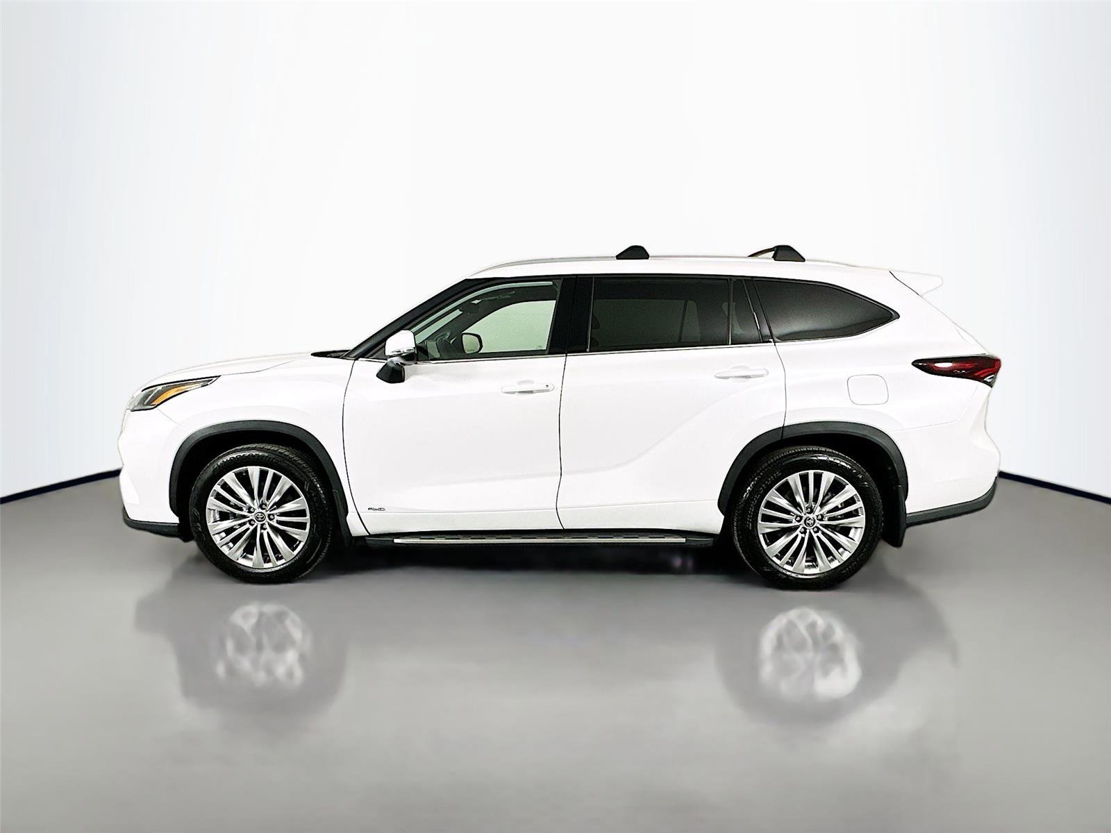 Used 2025 Toyota Highlander Platinum image 8