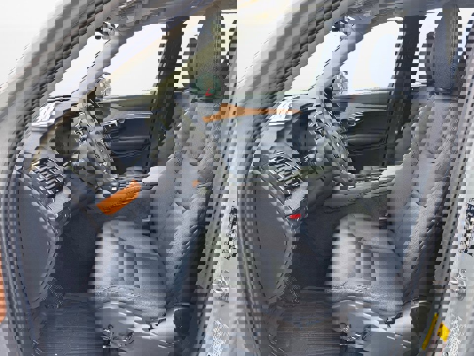 Certified 2024 Volvo XC90 T8 Plus w/ Protection Package Premier image 9