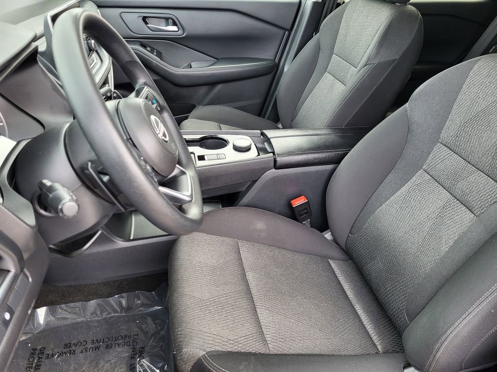 Used 2024 Nissan Rogue SV image 3