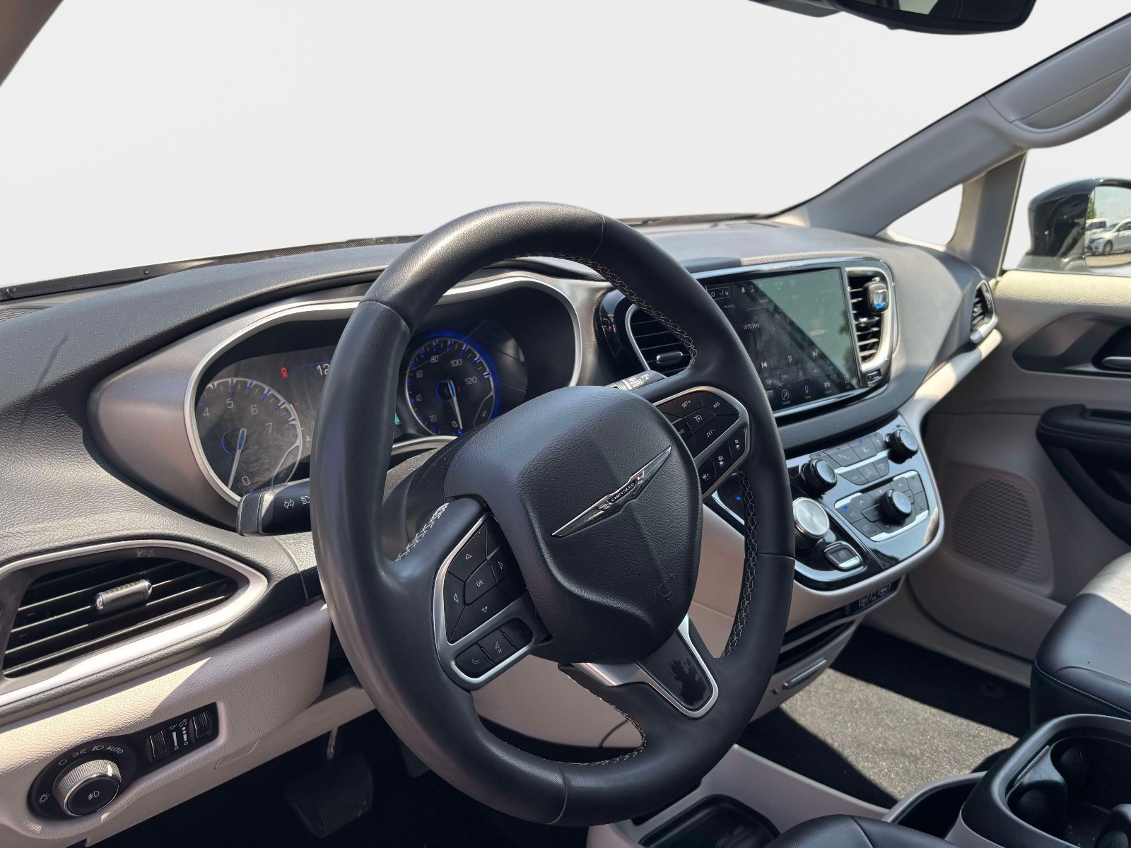 Used 2024 Chrysler Pacifica Touring-L FWD image 8