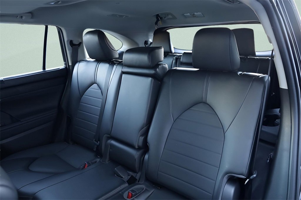 Certified 2022 Toyota Highlander XLE image 11