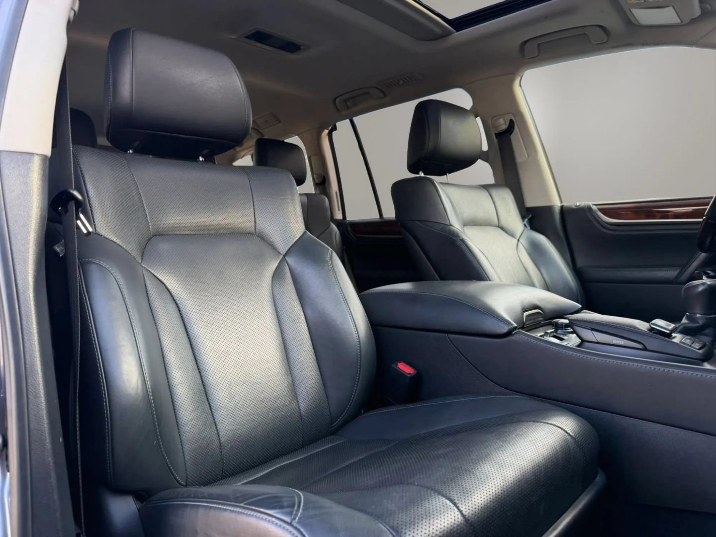 Used 2016 Lexus LX 570 4WD w/ Luxury Package image 17