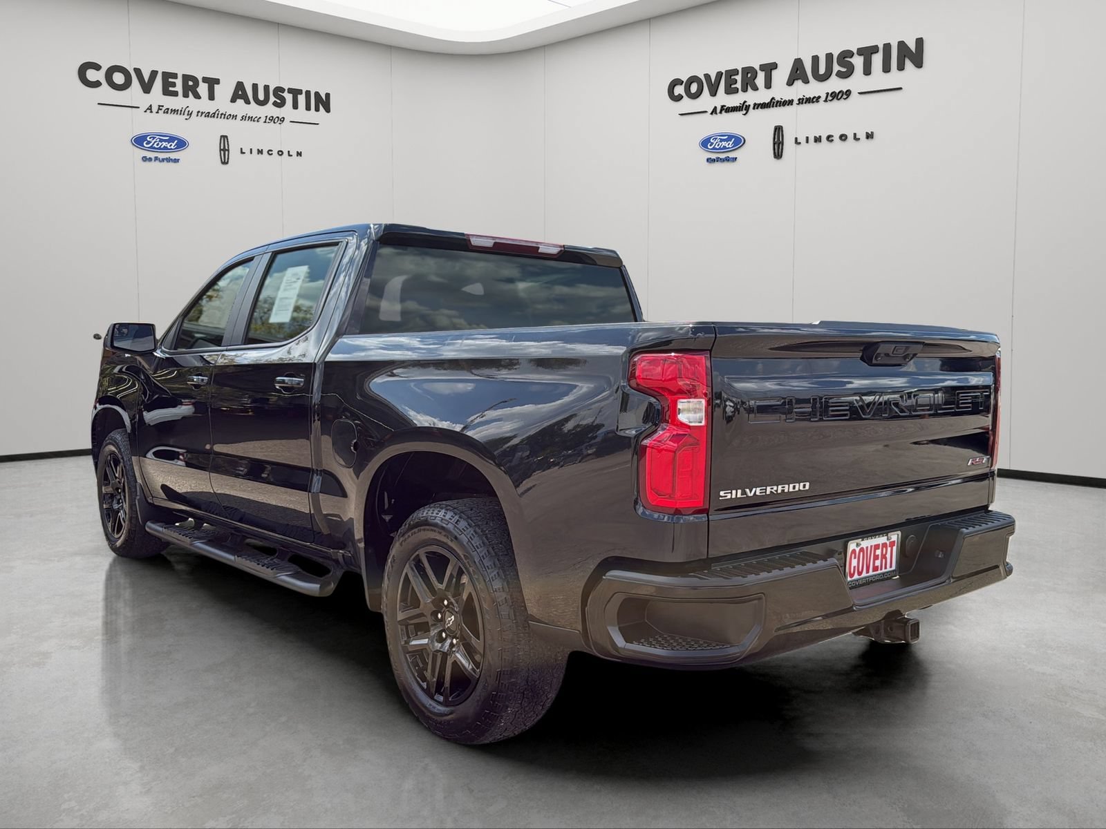 Used 2024 Chevrolet Silverado 1500 RST AWD/4WD image 3