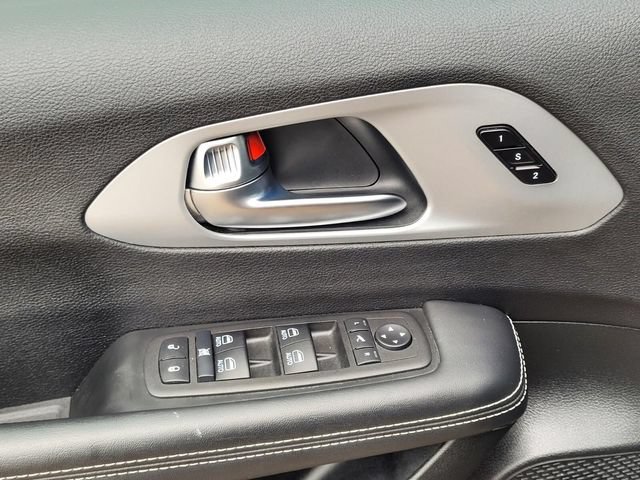 Used 2025 Chrysler Pacifica Limited FWD image 24