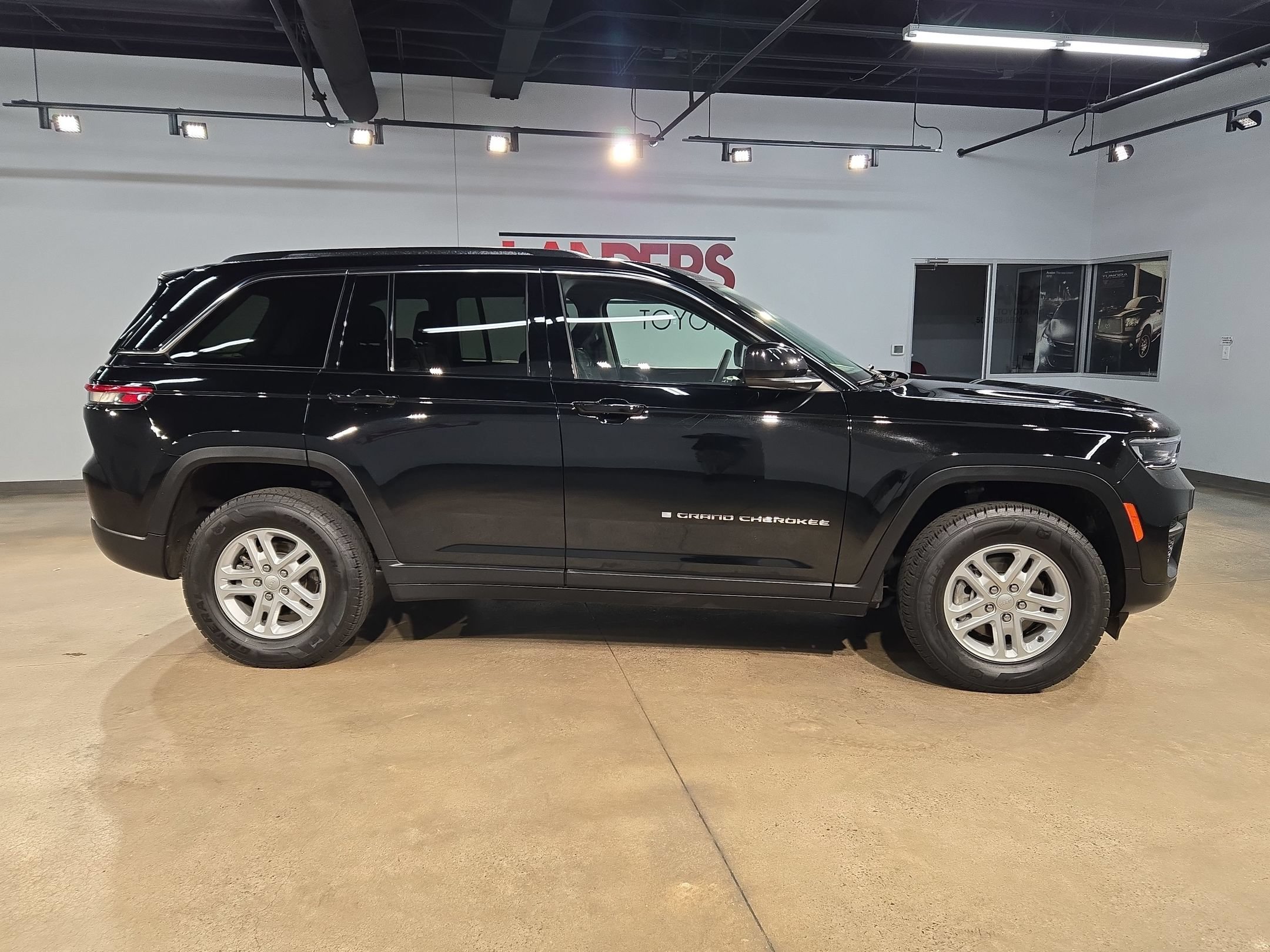 Used 2023 Jeep Grand Cherokee Laredo AWD/4WD image 8