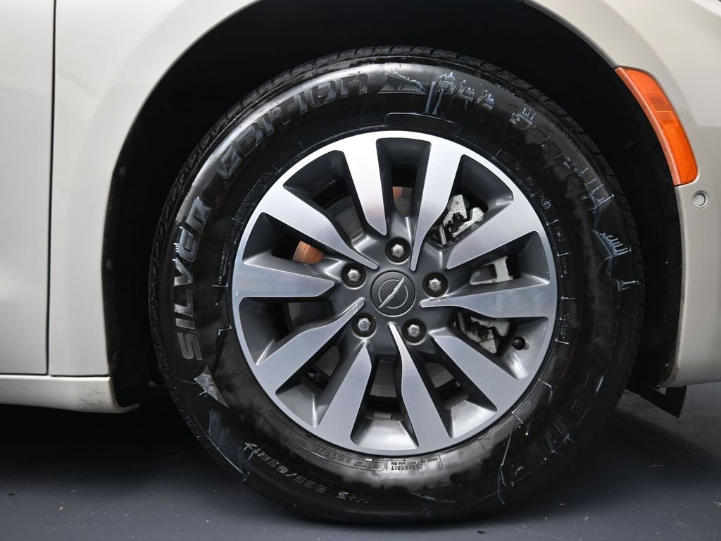 Used 2021 Chrysler Pacifica Touring-L image 5