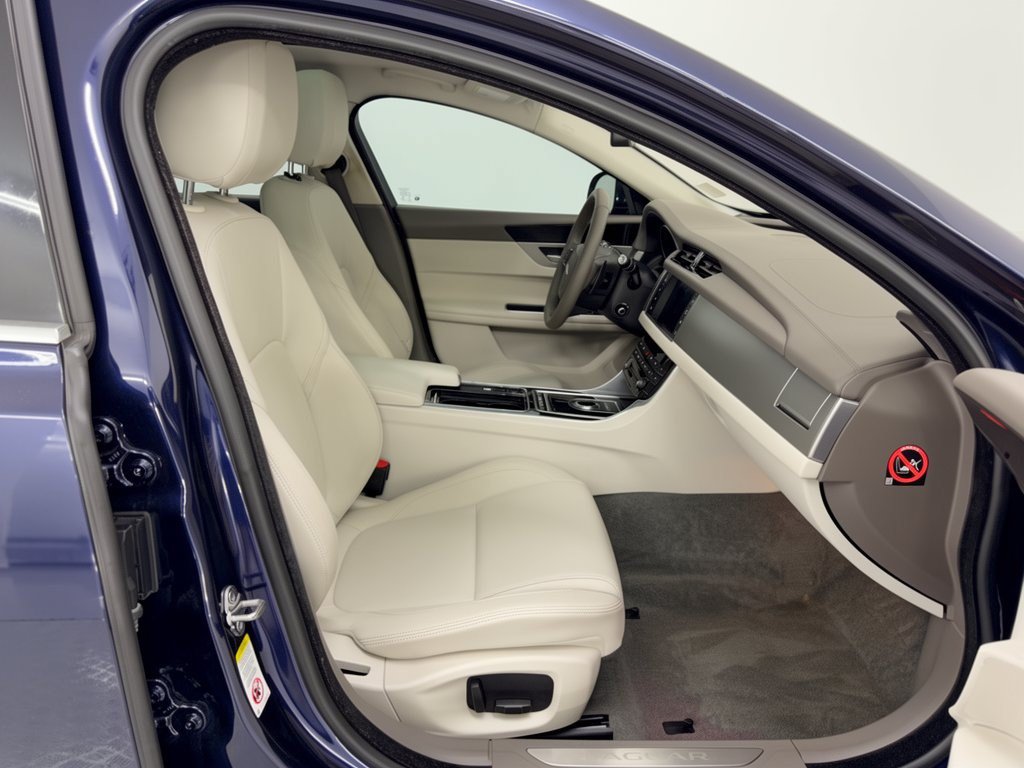 Used 2018 Jaguar XF Premium RWD image 30