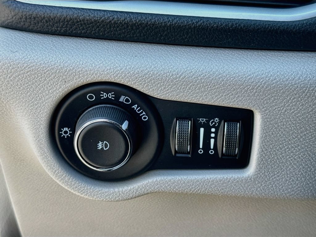 Used 2022 Chrysler Pacifica Touring-L FWD image 10