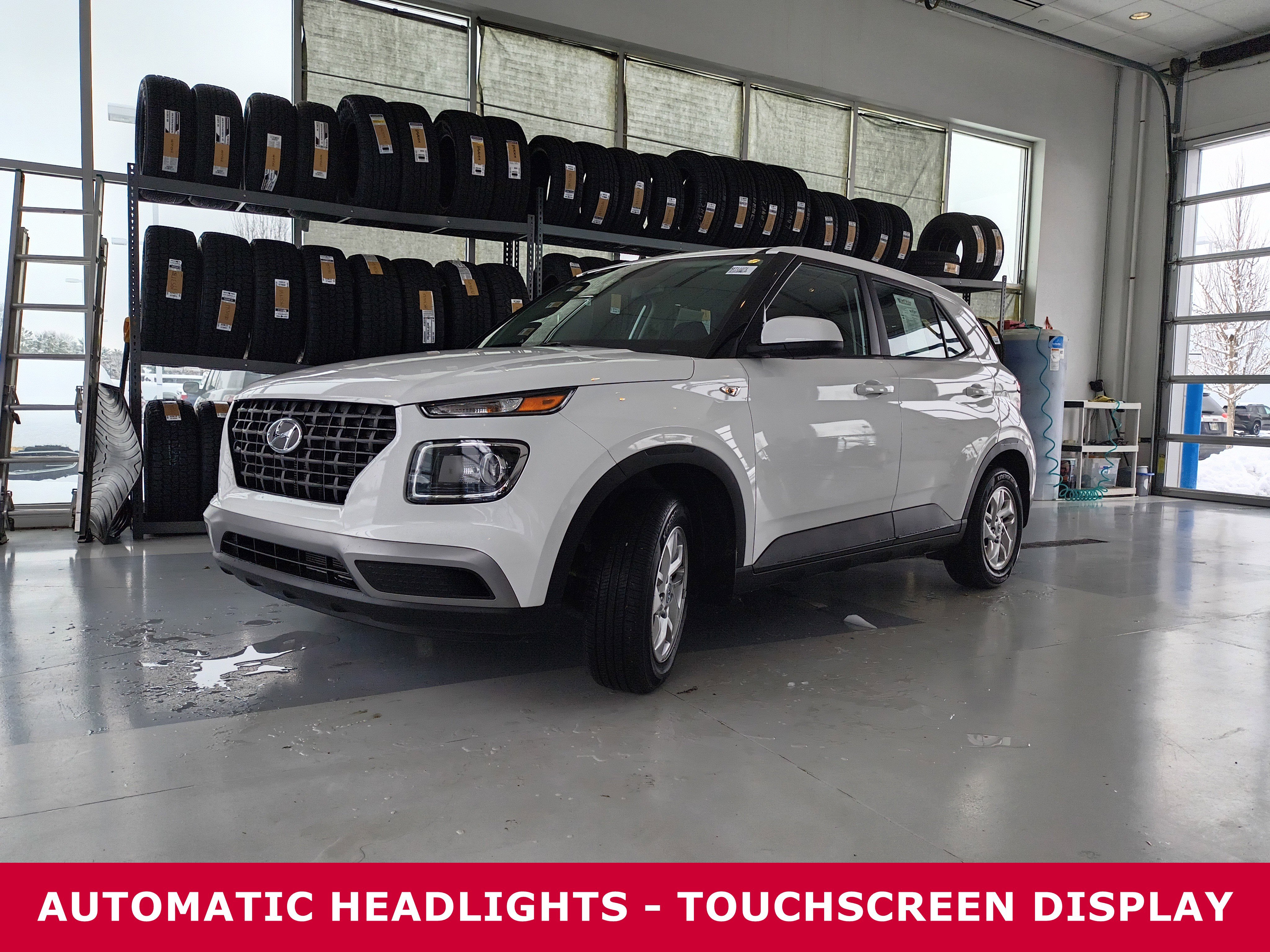 Used 2024 Hyundai Venue SE image 2