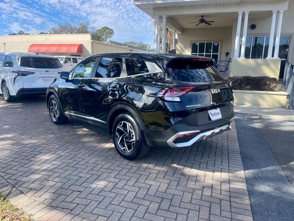 Used 2025 Kia Sportage LX image 3