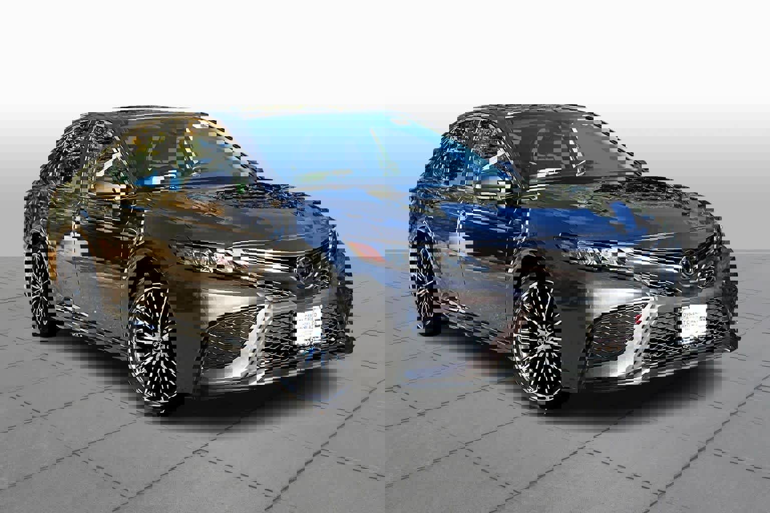 Used 2023 Toyota Camry SE image 2