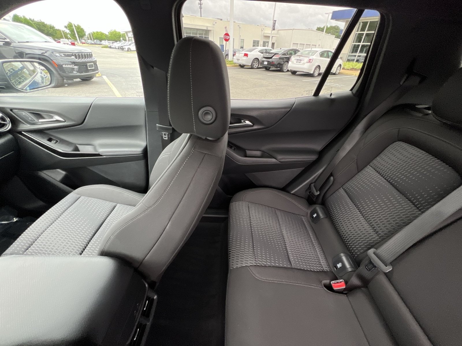 Used 2026 Chevrolet Equinox LT w/ Safety and Technology Package AWD/4WD image 3