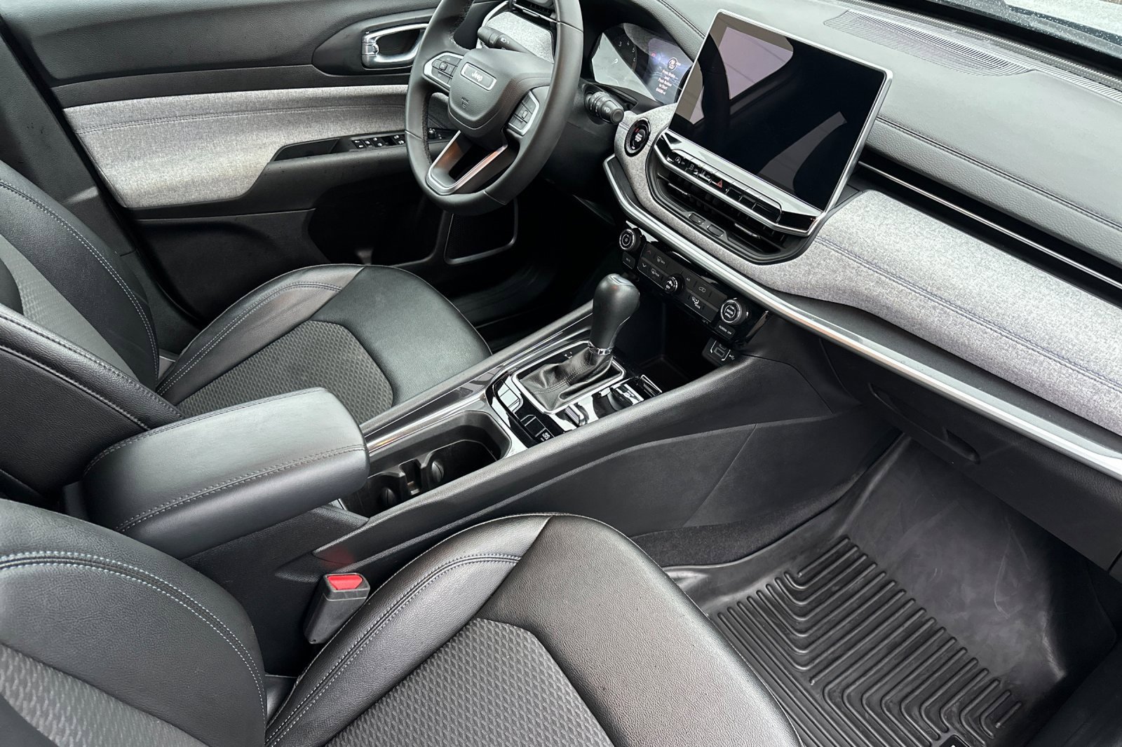 Used 2024 Jeep Compass Latitude image 18