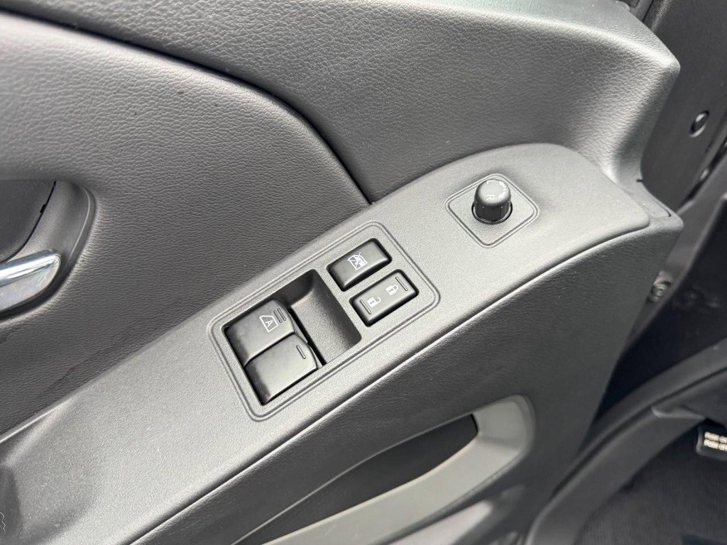 Used 2025 Nissan Frontier SV w/ SV Convenience Package image 14