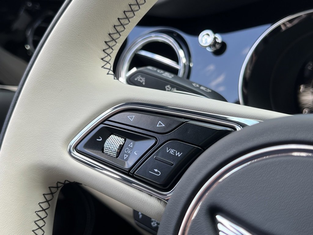 Used 2025 Bentley Bentayga image 29