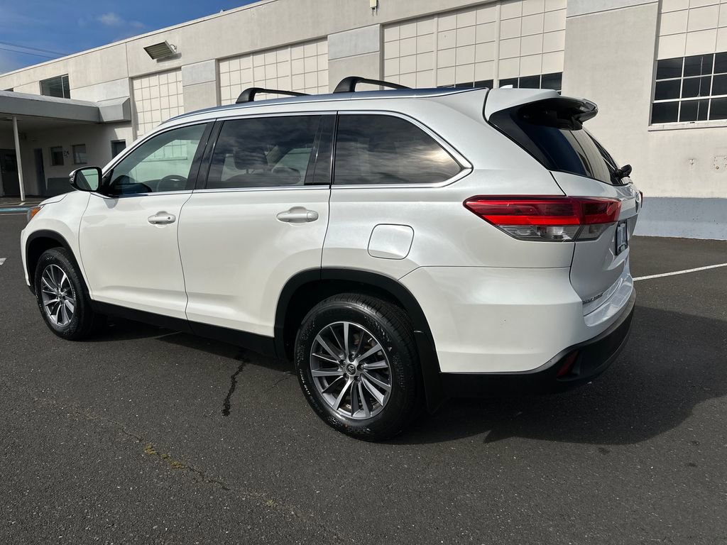 Used 2019 Toyota Highlander XLE AWD/4WD image 4