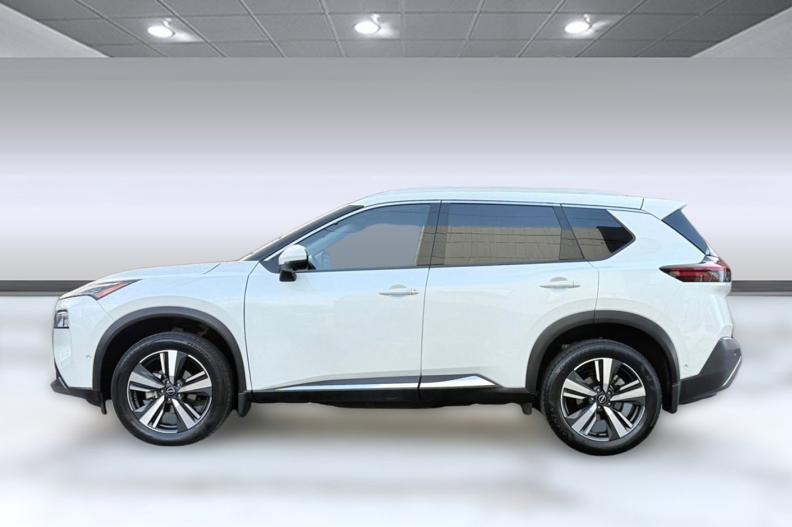 Used 2023 Nissan Rogue SL w/ SL Premium Package image 2