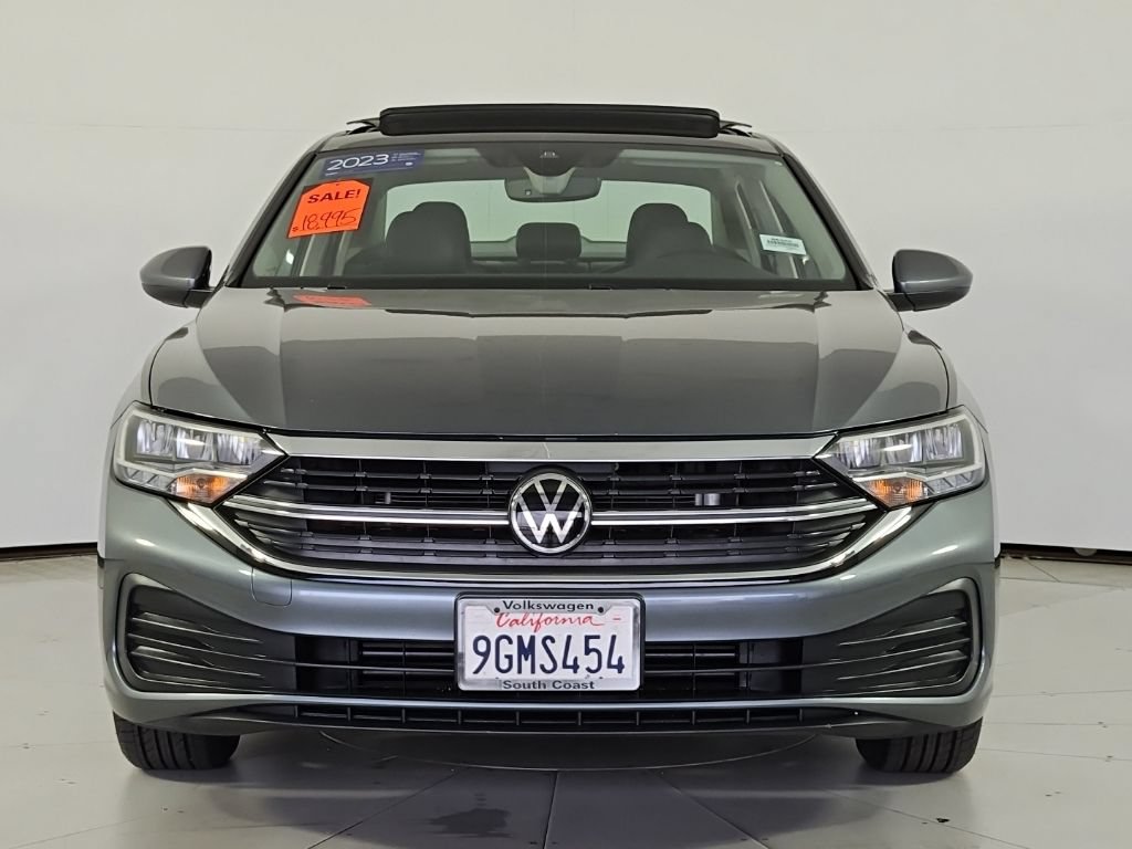 Used 2023 Volkswagen Jetta SE w/ Panoramic Sunroof Package FWD image 3