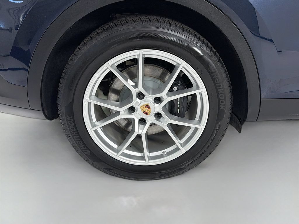 Certified 2025 Porsche Cayenne AWD/4WD image 35