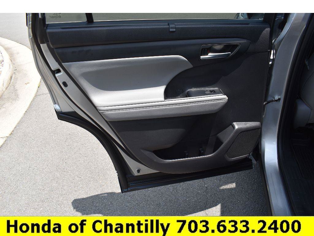 Used 2022 Toyota Highlander XLE AWD/4WD image 28