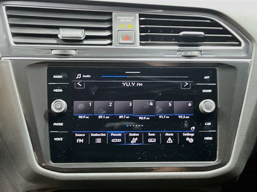 Used 2022 Volkswagen Tiguan SE AWD/4WD image 14