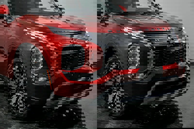 New 2026 Mitsubishi Outlander SE image 2