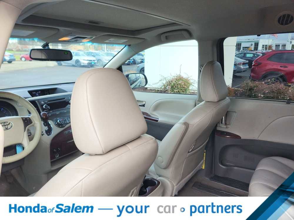Used 2014 Toyota Sienna XLE image 12