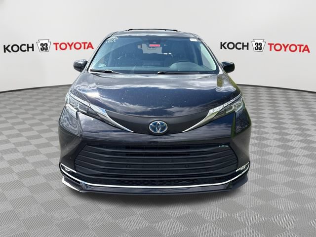 Used 2023 Toyota Sienna XLE image 2