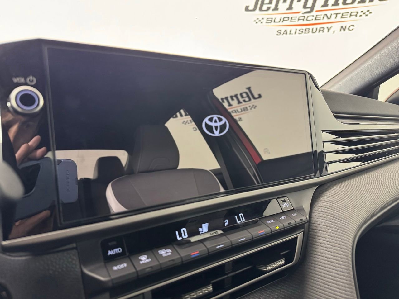 Used 2025 Toyota Camry SE w/ Multimedia Upgrade Package FWD image 13