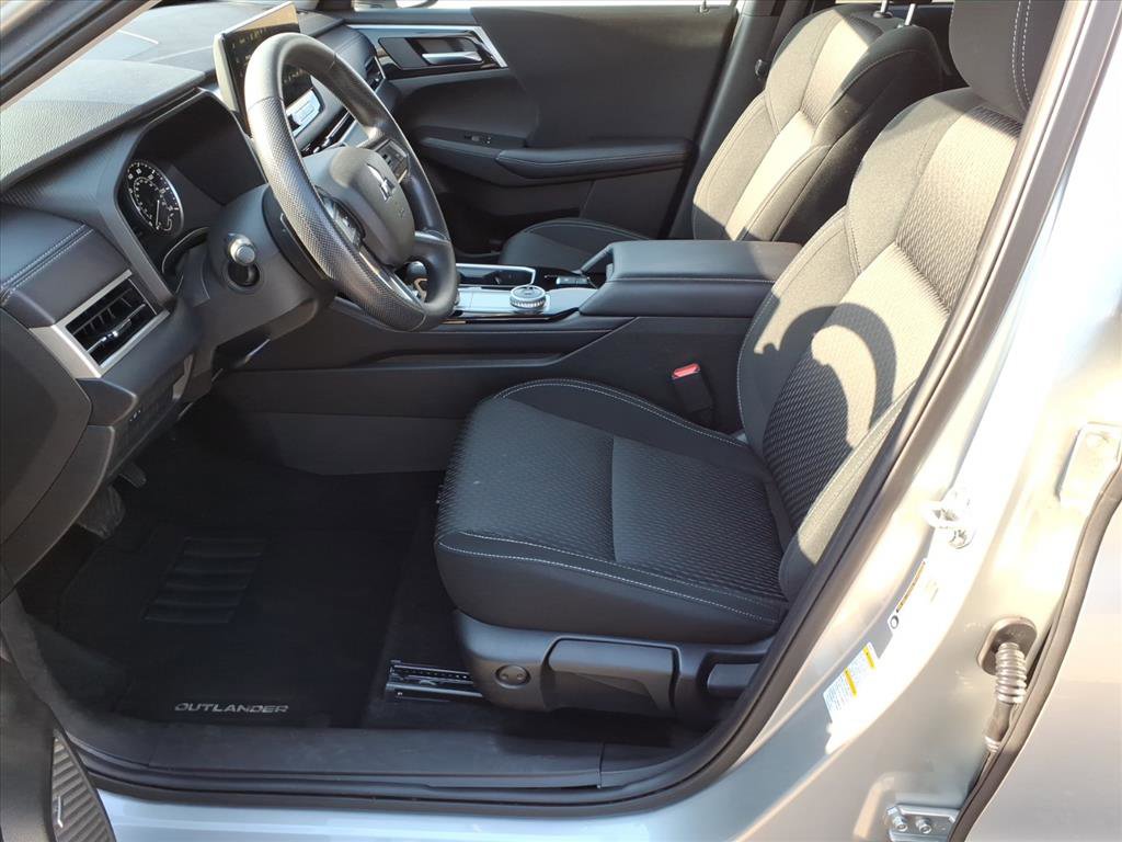 Used 2025 Mitsubishi Outlander ES image 11