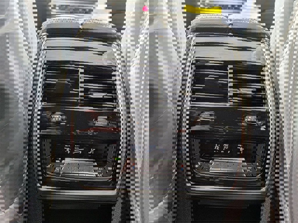 New 2025 BMW X7 xDrive40i w/ Premium Package image 18