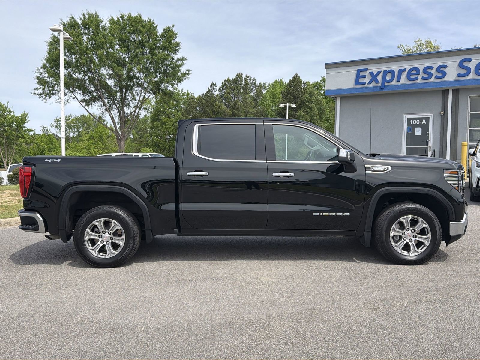 Used 2024 GMC Sierra 1500 SLT AWD/4WD image 11