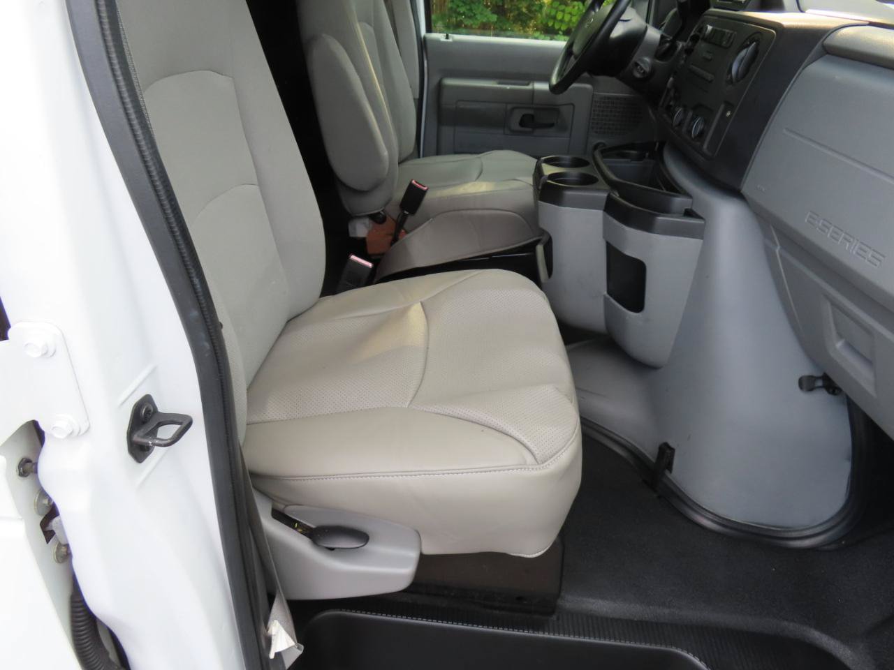 Used 2014 Ford E-150 and Econoline 150 RWD image 16