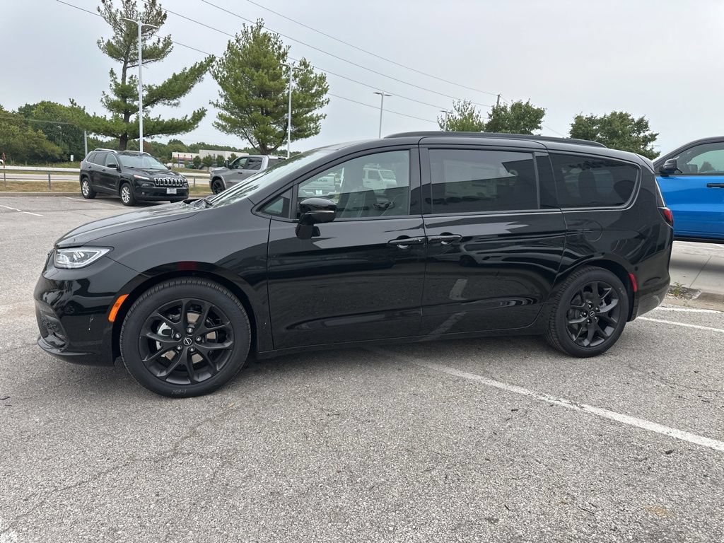 New 2026 Chrysler Pacifica Limited w/ S Appearance Package FWD image 17