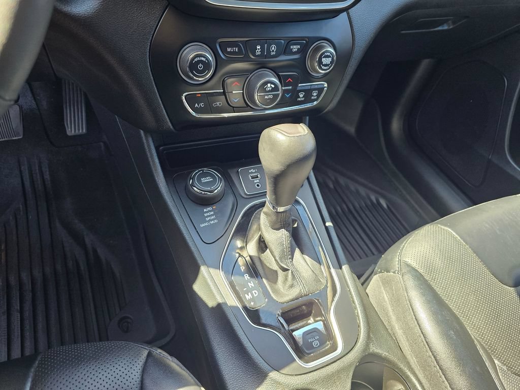 Used 2023 Jeep Cherokee Altitude Lux w/ Elite Group AWD/4WD image 24