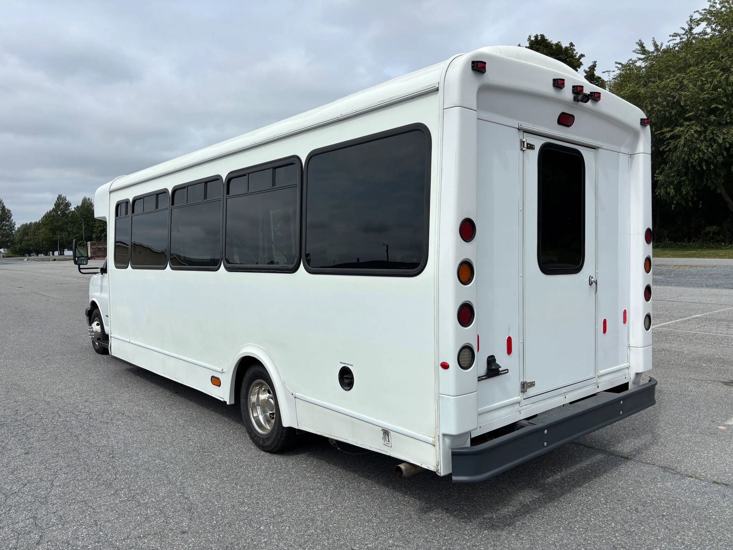 Used 2015 Chevrolet Express 4500 w/ Shuttle Bus Package RWD image 9