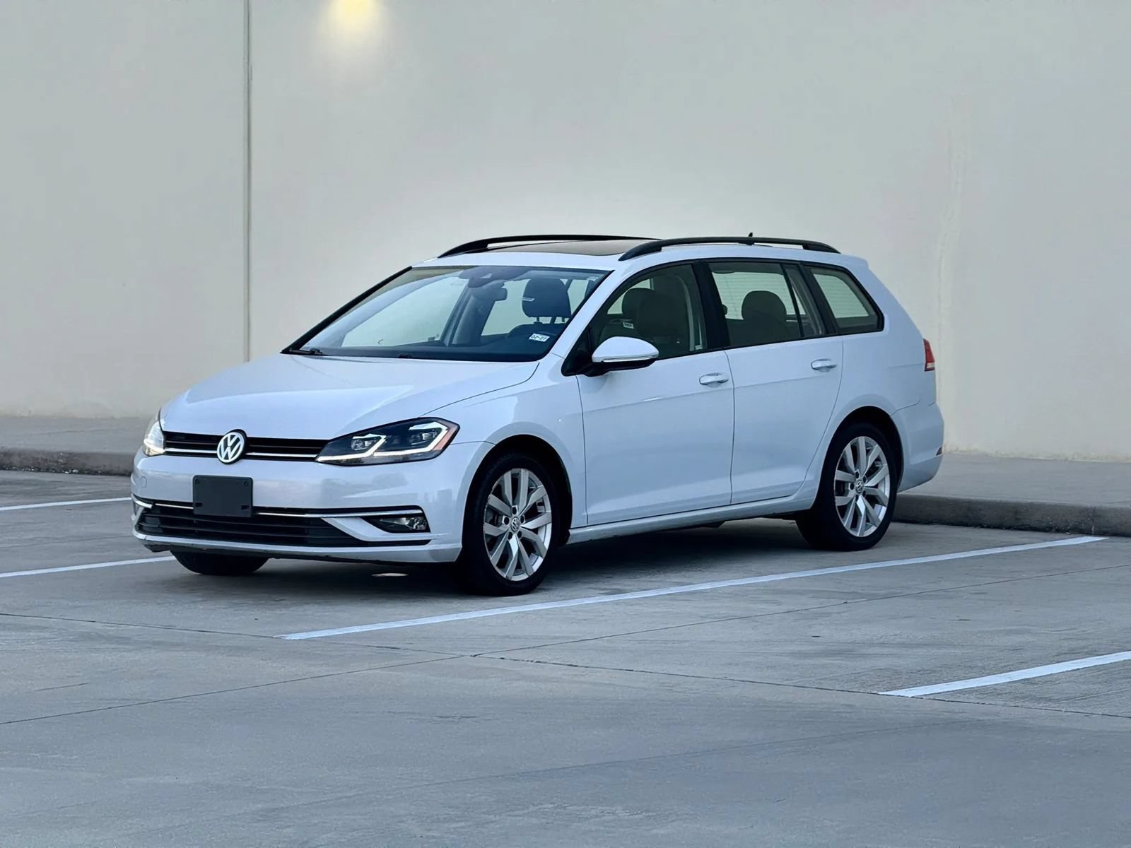 Used 2019 Volkswagen Golf SE FWD image 3