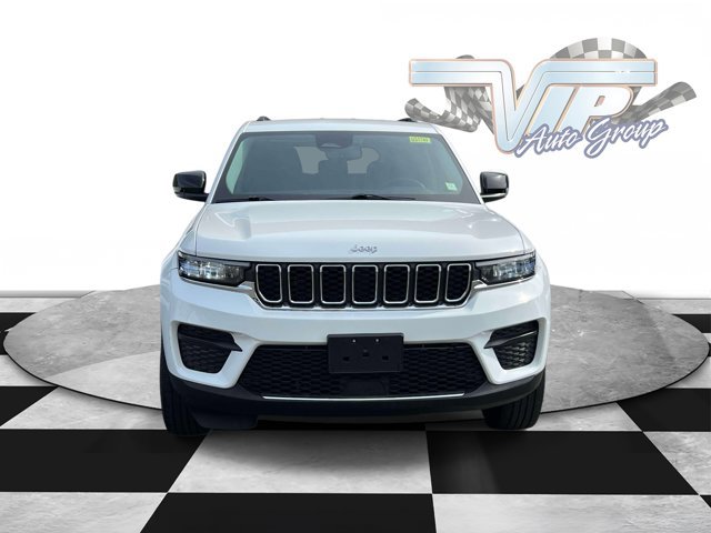 Used 2023 Jeep Grand Cherokee Laredo image 2